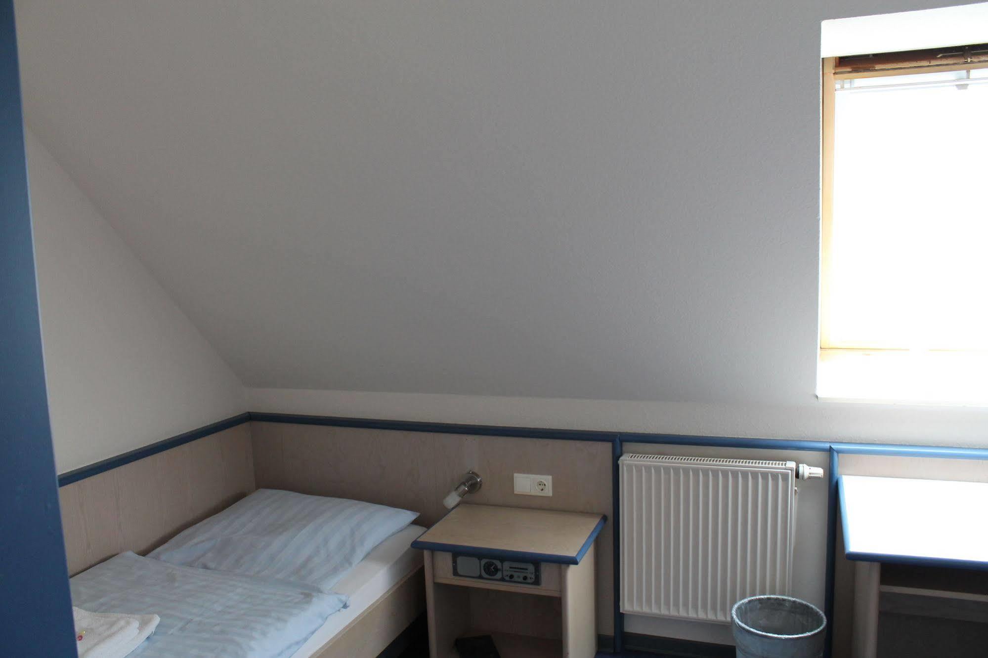 Smart Hostel By Landgasthof Velber 24H7D Seelze Exterior photo