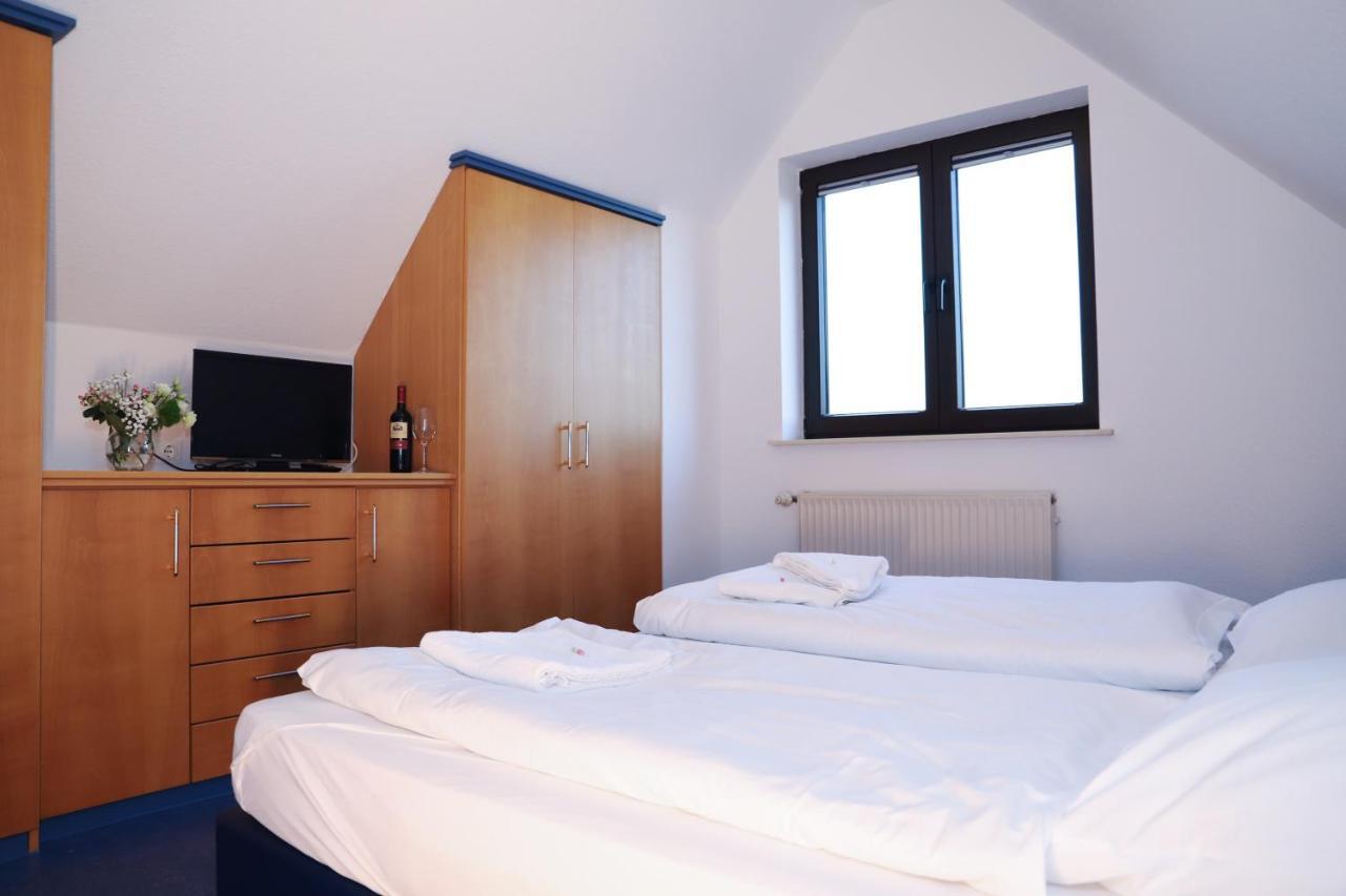 Smart Hostel By Landgasthof Velber 24H7D Seelze Exterior photo