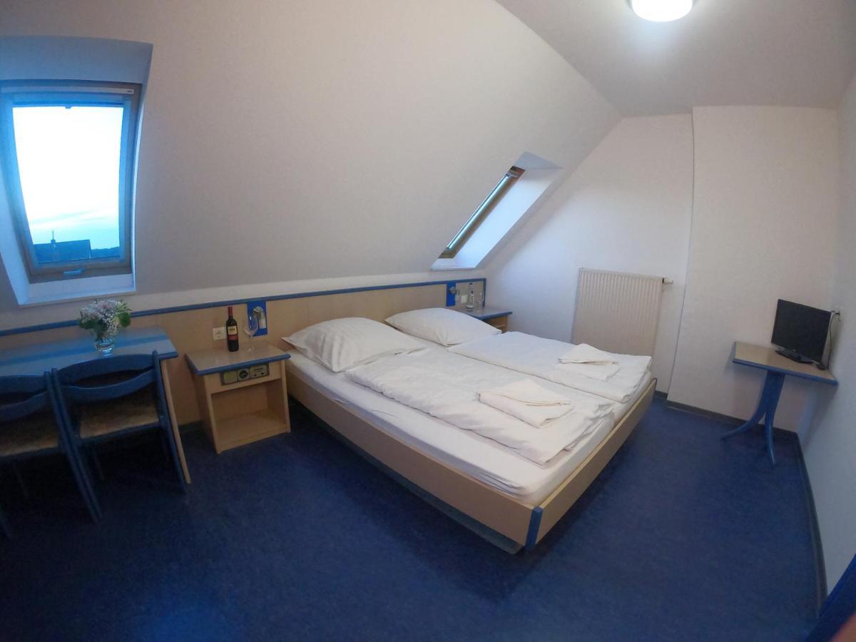 Smart Hostel By Landgasthof Velber 24H7D Seelze Exterior photo
